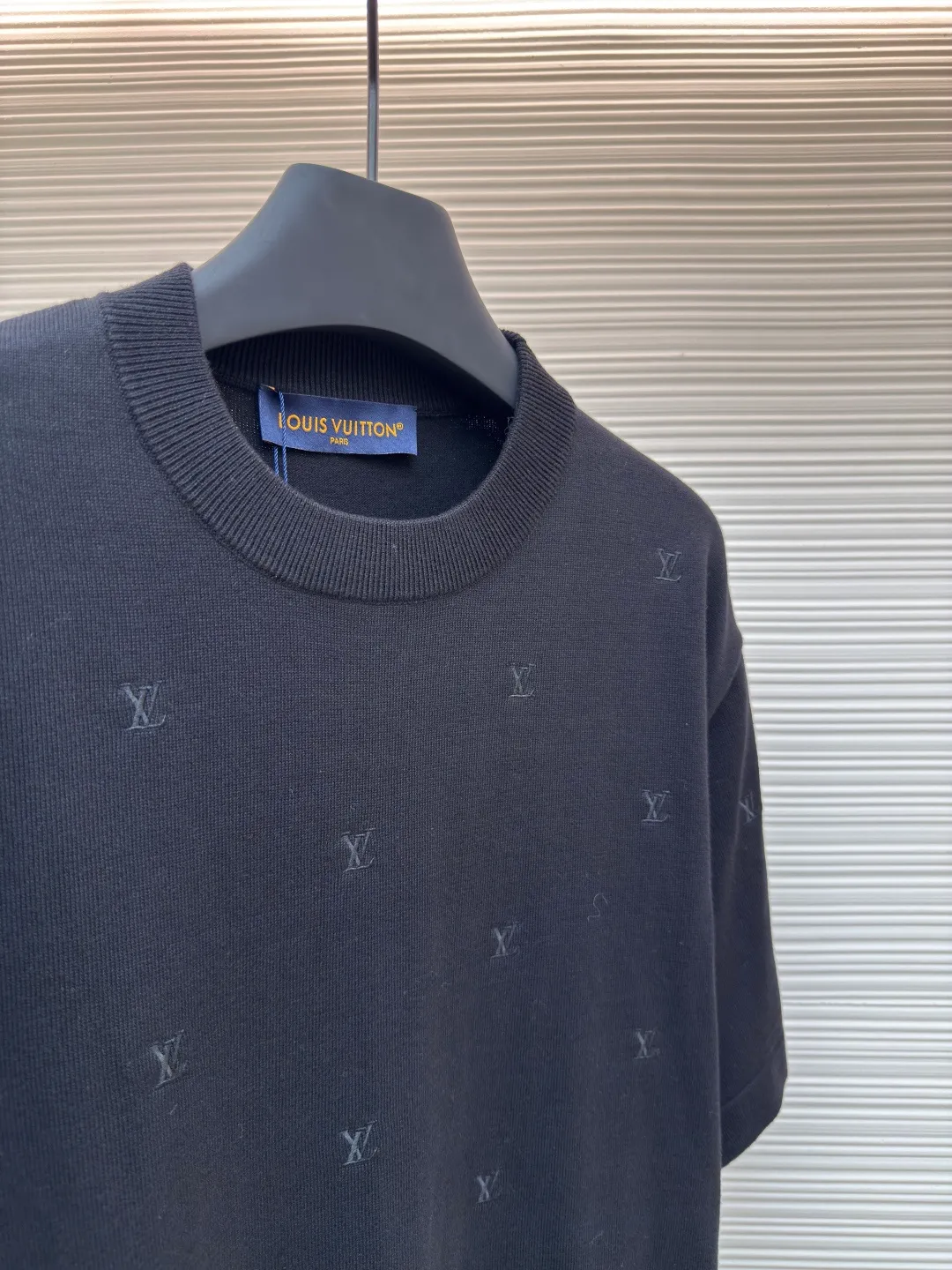 LOUIS VUITTON full-width embroidered knitted short-sleeve ●Authentic product: purchased and developed for 11400 ●Item number: 1680375-A75 ●Fabric: blended yarn fabric ●Technology: full-width embroidery production ●Version: fitted version ●Weight: about 345 grams ●Size: XS-S-M-L ●Description: Made of blended yarn, the composition is 95% cotton, 5% spandex. This fabric uses spun yarn, which is a must-have material for summer knitted short-sleeves. The cotton upper body has a more three-dimensional effect and good ventilation. The polyester material allows the clothes to remain elastic after being worn for a long time. This embroidery uses full-width computer-positioned embroidery. The 10 rows of embroidery on the front and back are consistent with the original version. The entire garment is embroidered with about 80 stitches and about 12,000 stitches. The embroidery is aligned diagonally up and down across the entire width. This crew-neck shirt is designed with sleek lines and full-scale embroidery depicting the LV Blason pattern. It can be easily integrated into casual or formal looks, making it a classic choice during the changing seasons. The overall color is consistent with no color difference. It can be matched with the same style to create a fashionable look, and can be used in various occasions. Customized accessories, complete with three standards, the same style for men and women!